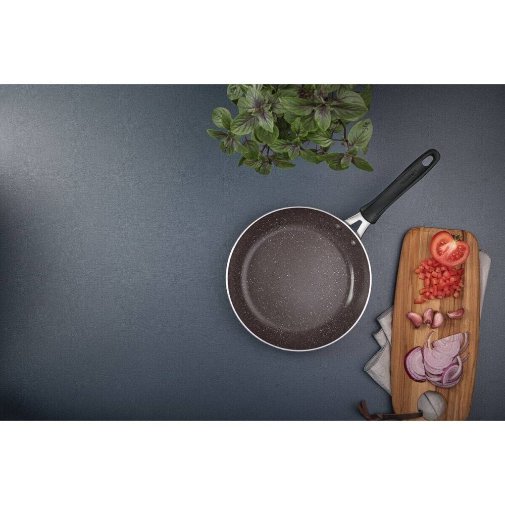 Tunis Aluminium Frying Pan with Ceramic Nonstick Interior Coating and Truffle Pink Silicone Exterior, 24 cm, 1.6 L - Image 4